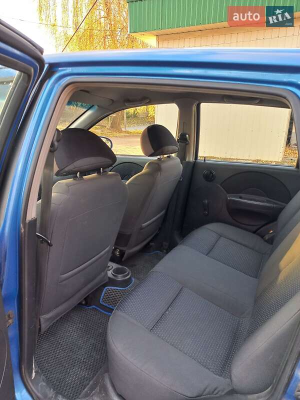 Хэтчбек Chevrolet Aveo 2005 в Остроге