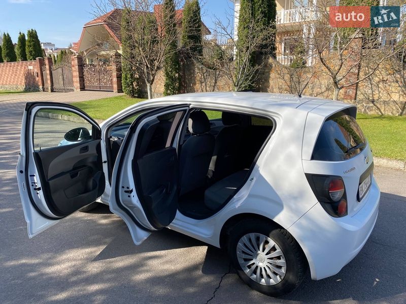 Седан Chevrolet Aveo 2012 в Рівному