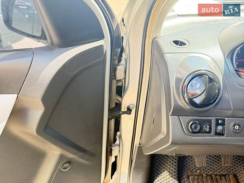 Седан Chevrolet Aveo 2009 в Киеве