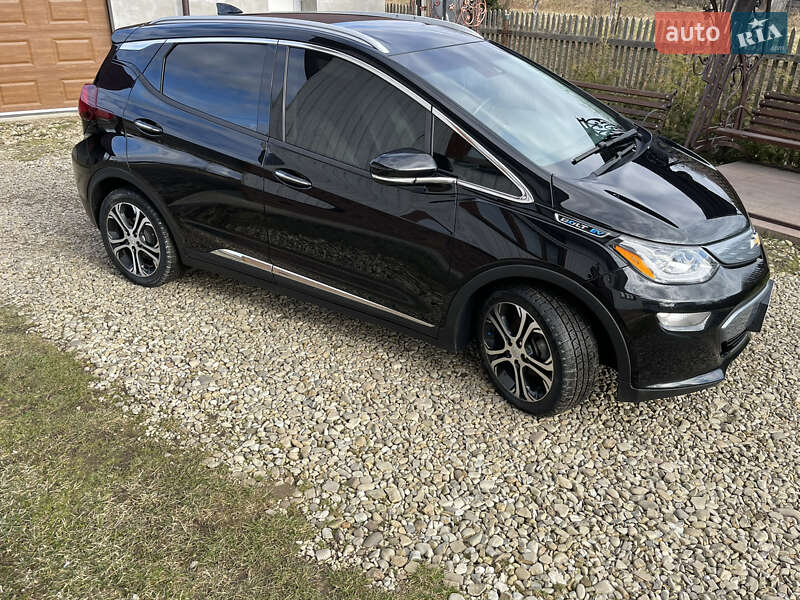 Хетчбек Chevrolet Bolt EV 2017 в  фото Хетчбек Chevrolet Bolt EV 2017 в