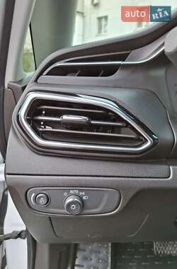 Хэтчбек Chevrolet Bolt EV 2023 в 