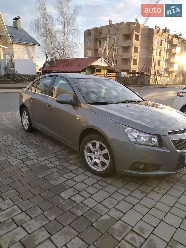 Седан Chevrolet Cruze 2010 в Львові