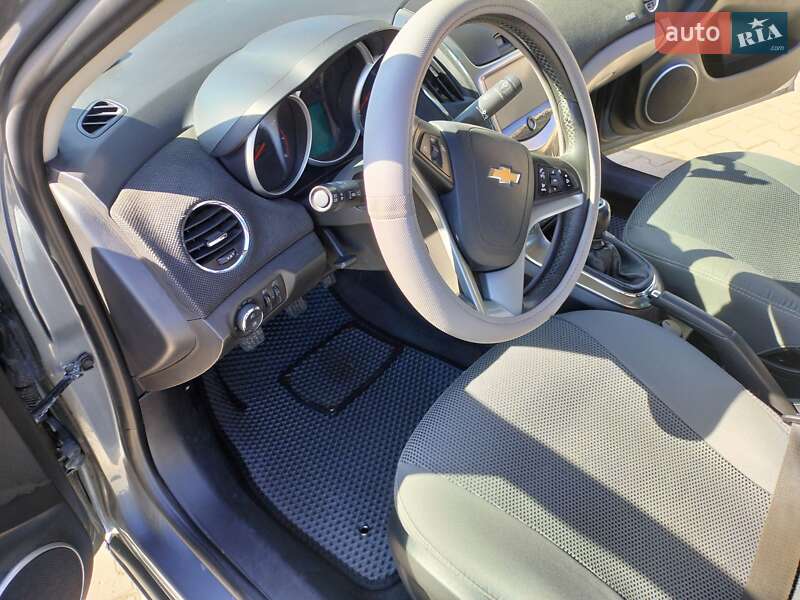 Седан Chevrolet Cruze 2014 в Львові