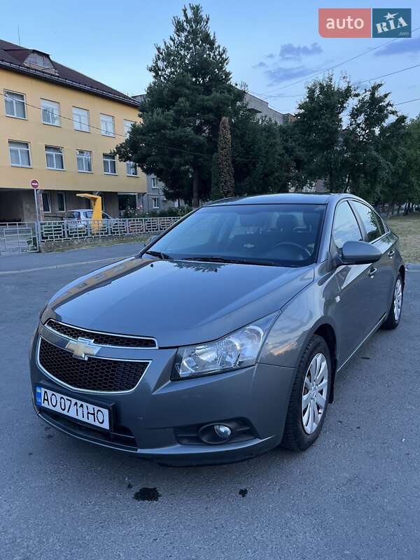 Седан Chevrolet Cruze 2011 в Мукачевому