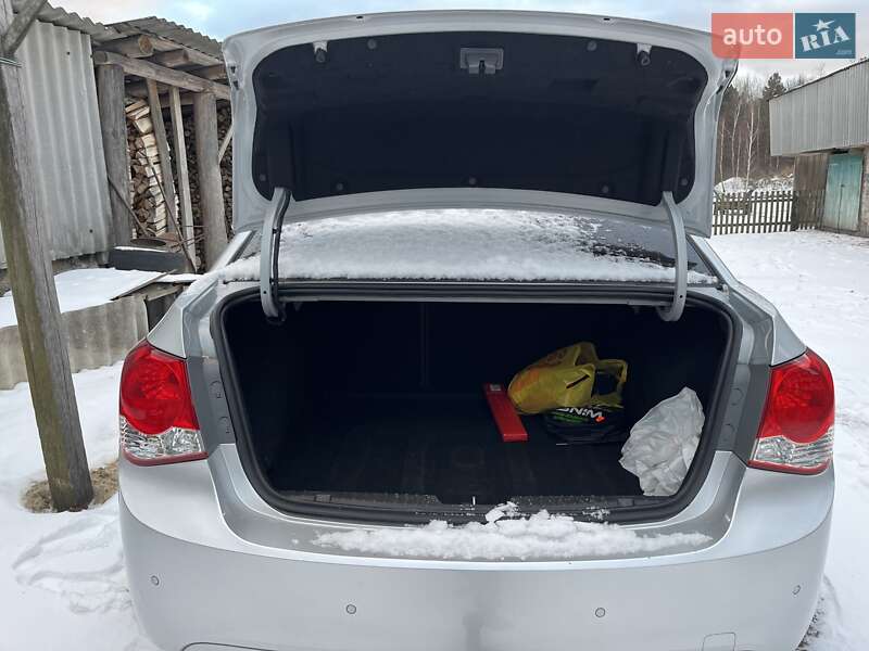 Седан Chevrolet Cruze 2010 в Дубровиці