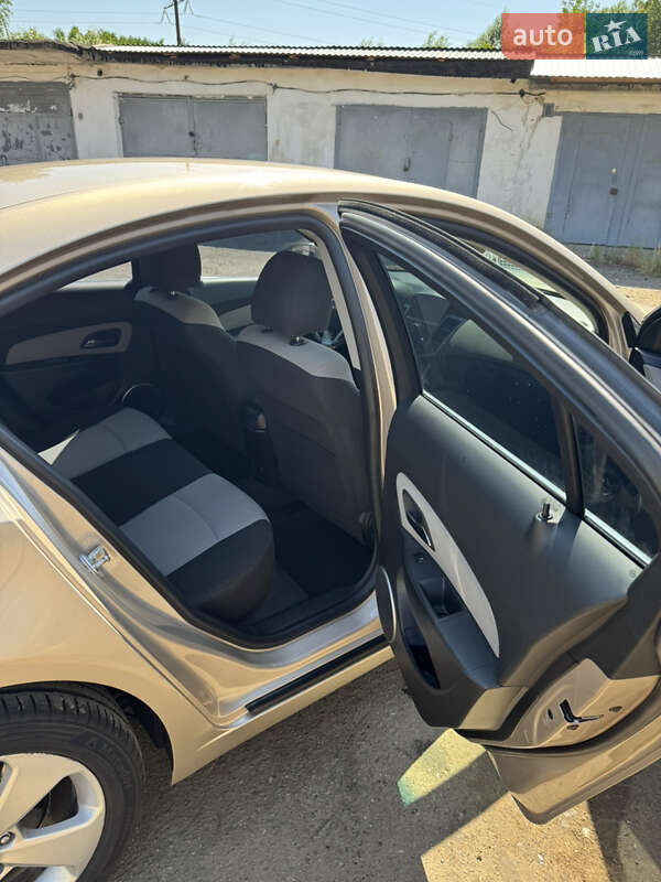 Седан Chevrolet Cruze 2011 в Чернівцях