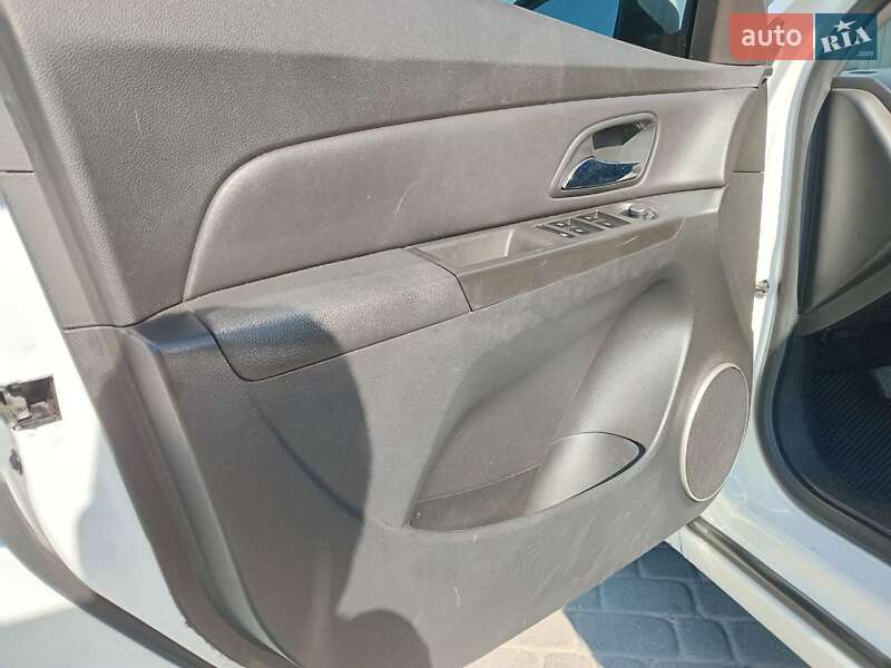 Седан Chevrolet Cruze 2012 в Львове