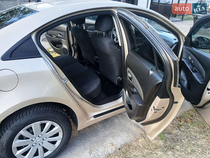 Седан Chevrolet Cruze 2011 в Каменском