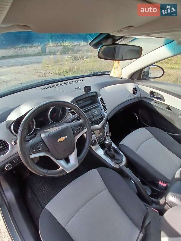 Седан Chevrolet Cruze 2011 в Волочиську