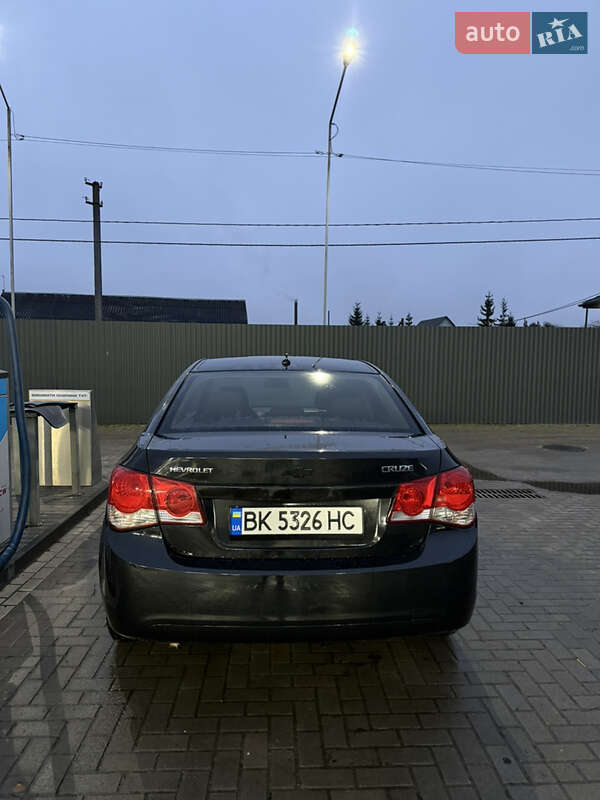 Седан Chevrolet Cruze 2011 в Сарнах