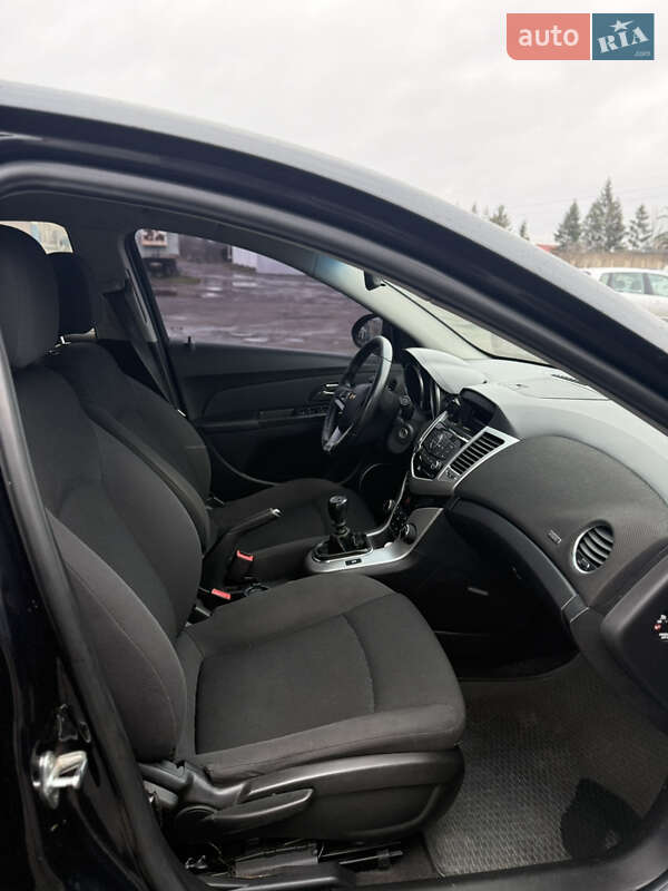 Седан Chevrolet Cruze 2011 в Сарнах