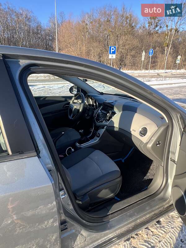 Седан Chevrolet Cruze 2010 в Львові