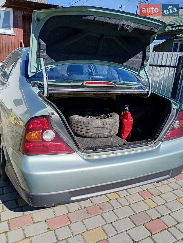 Седан Chevrolet Evanda 2004 в Володимирі