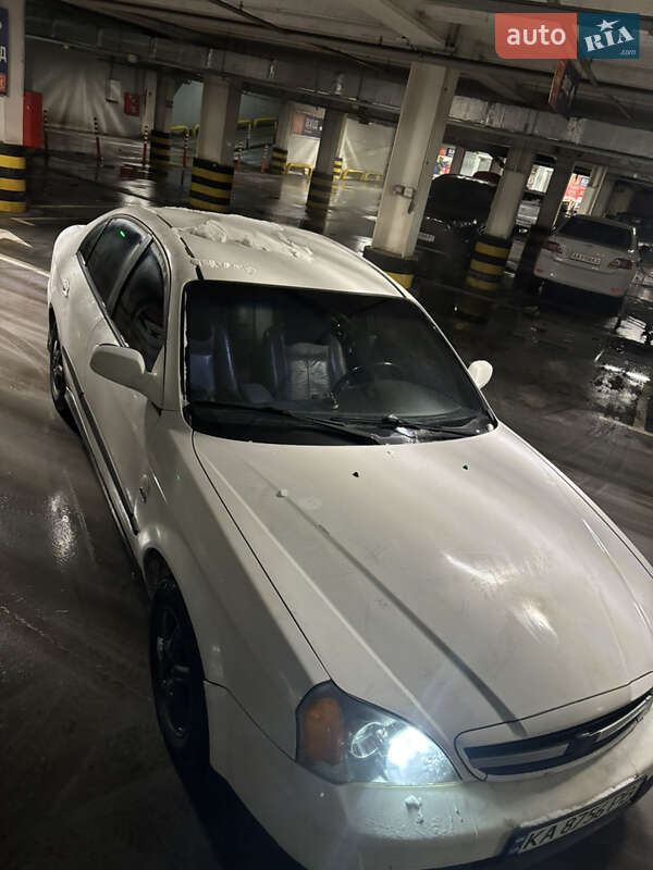 Седан Chevrolet Evanda 2004 в Киеве