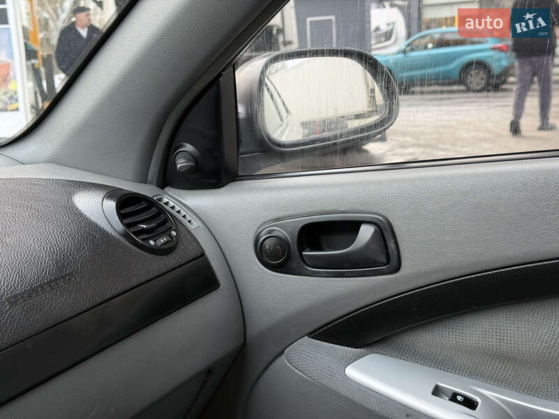 Хетчбек Chevrolet Lacetti 2004 в Дніпрі