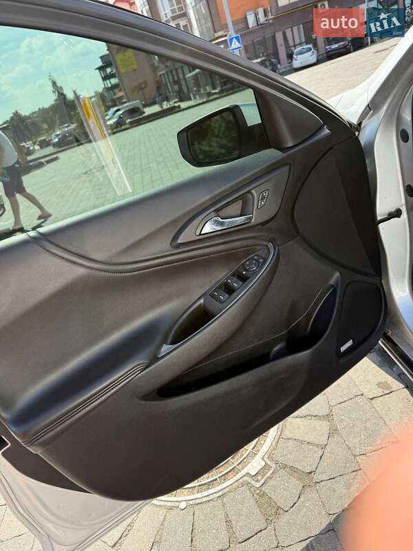 Седан Chevrolet Malibu 2017 в Львове