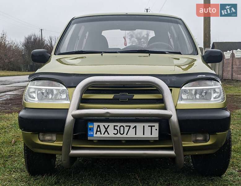 Внедорожник / Кроссовер Chevrolet Niva 2004 в Краснокутске