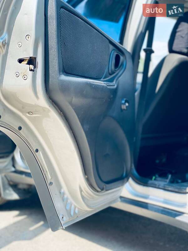 Позашляховик / Кросовер Chevrolet Niva 2011 в Новомосковську