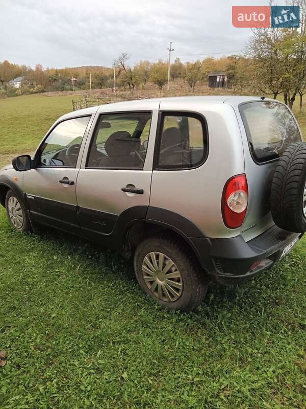 Позашляховик / Кросовер Chevrolet Niva 2011 в Тячеві