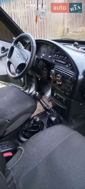 Позашляховик / Кросовер Chevrolet Niva 2004 в Коломиї