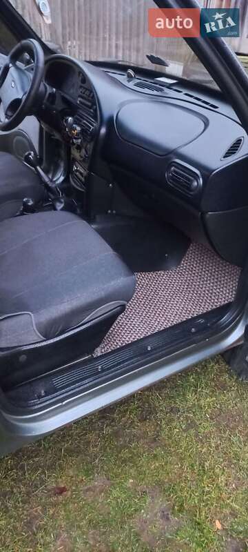 Позашляховик / Кросовер Chevrolet Niva 2004 в Коломиї