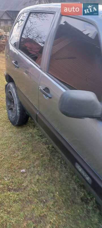 Позашляховик / Кросовер Chevrolet Niva 2004 в Коломиї