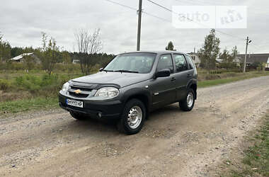 Внедорожник / Кроссовер Chevrolet Niva 2017 в Олевске