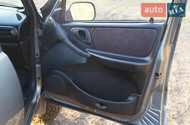 Внедорожник / Кроссовер Chevrolet Niva 2006 в 