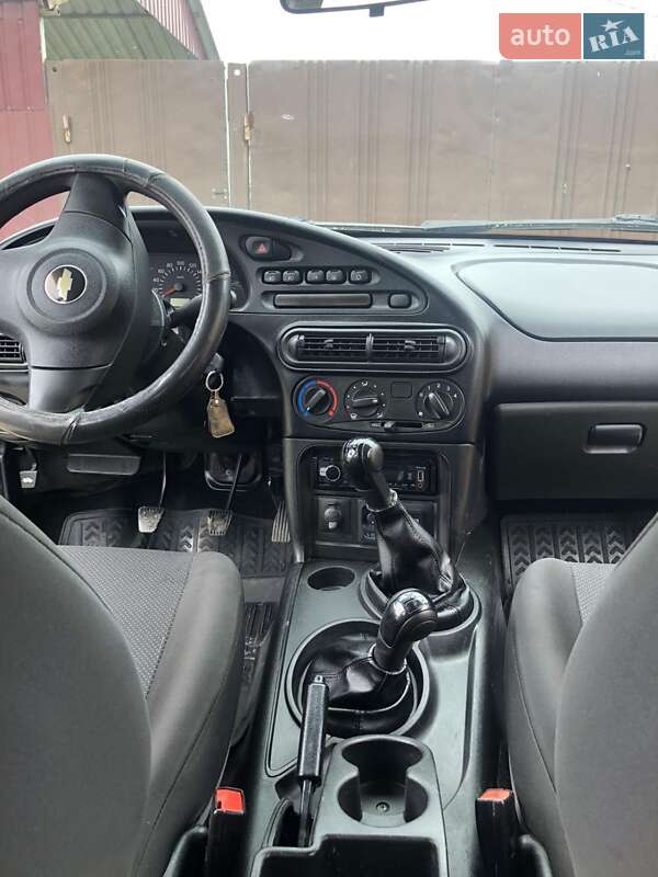 Внедорожник / Кроссовер Chevrolet Niva 2016 в Изюме