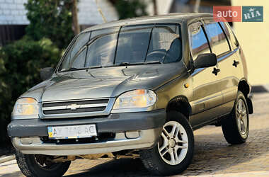 Внедорожник / Кроссовер Chevrolet Niva 2005 в 