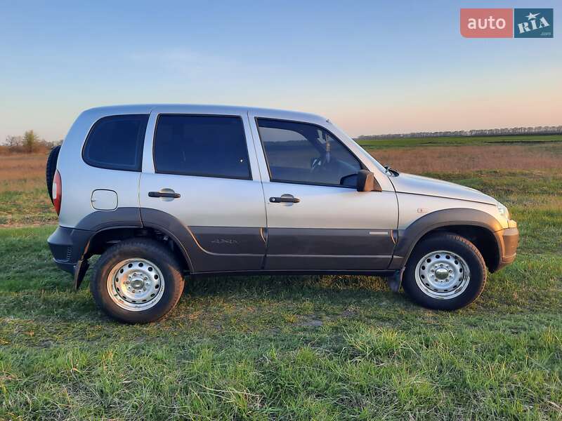 Внедорожник / Кроссовер Chevrolet Niva 2011 в Згуровке