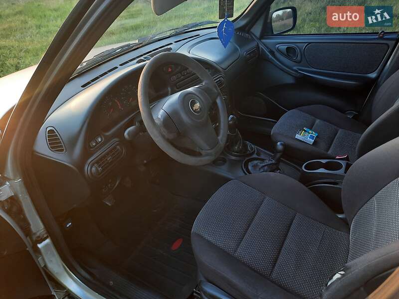 Внедорожник / Кроссовер Chevrolet Niva 2011 в Згуровке