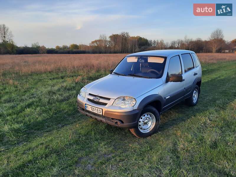 Внедорожник / Кроссовер Chevrolet Niva 2011 в Згуровке