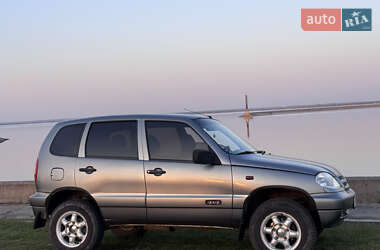 Внедорожник / Кроссовер Chevrolet Niva 2006 в 