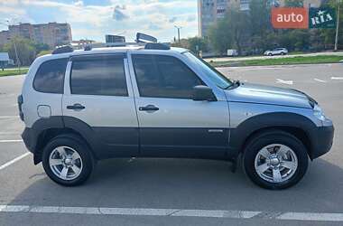Позашляховик / Кросовер Chevrolet Niva 2015 в 