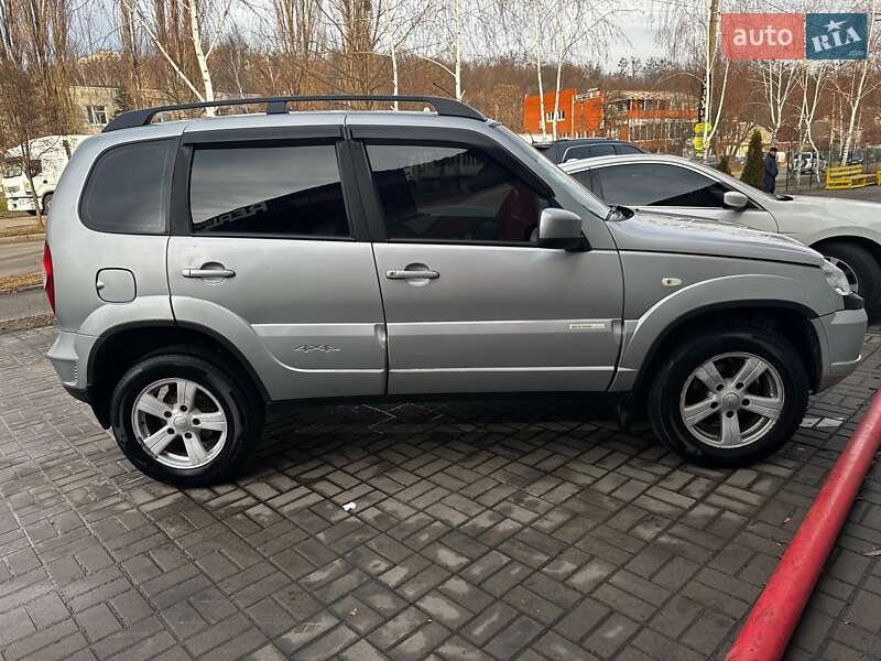 Внедорожник / Кроссовер Chevrolet Niva 2013 в 
