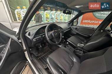 Внедорожник / Кроссовер Chevrolet Niva 2013 в 
