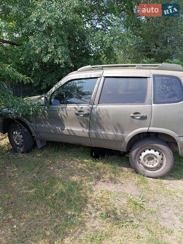 Внедорожник / Кроссовер Chevrolet Niva 2004 в Славянске