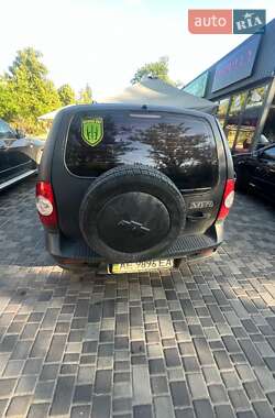 Позашляховик / Кросовер Chevrolet Niva 2010 в 
