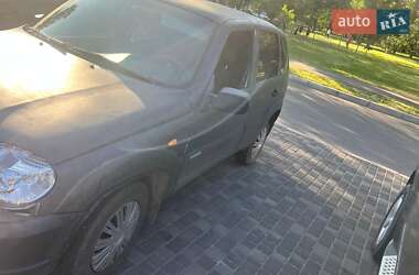 Позашляховик / Кросовер Chevrolet Niva 2010 в 