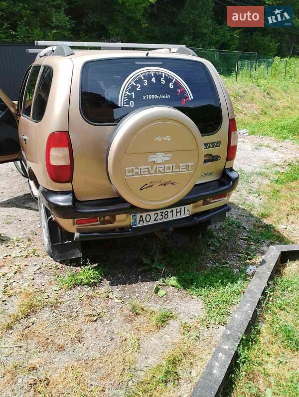 Позашляховик / Кросовер Chevrolet Niva 2004 в Рахові