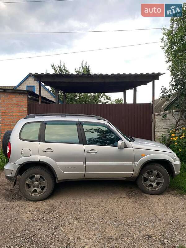 Позашляховик / Кросовер Chevrolet Niva 2010 в Харкові