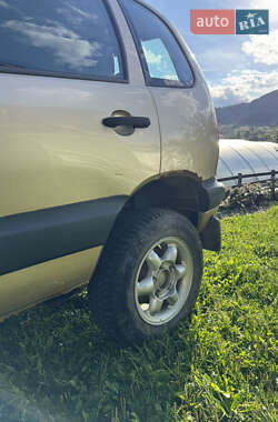 Внедорожник / Кроссовер Chevrolet Niva 2004 в  фото 8 Внедорожник / Кроссовер Chevrolet Niva 2004 в