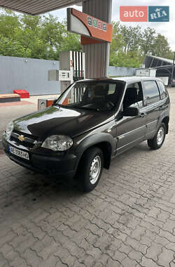 Внедорожник / Кроссовер Chevrolet Niva 2015 в Каменском