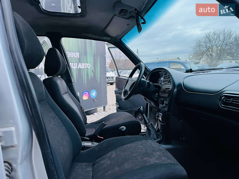 Внедорожник / Кроссовер Chevrolet Niva 2006 в Харькове