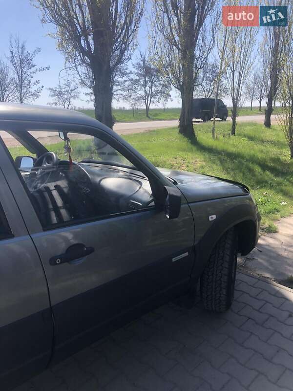 Внедорожник / Кроссовер Chevrolet Niva 2011 в Голованевске