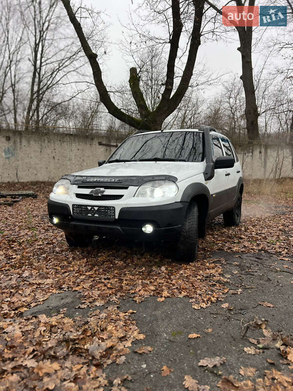 Внедорожник / Кроссовер Chevrolet Niva 2015 в Валках
