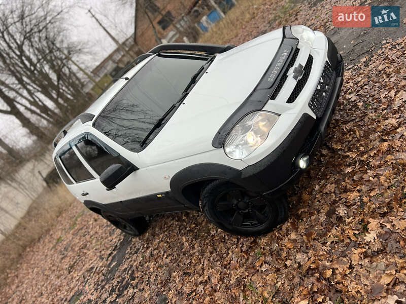 Внедорожник / Кроссовер Chevrolet Niva 2015 в Валках