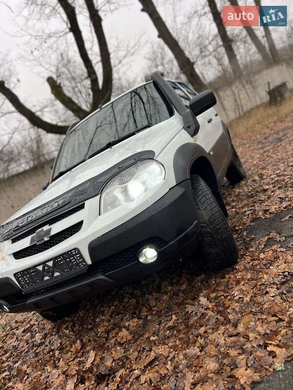 Внедорожник / Кроссовер Chevrolet Niva 2015 в Валках