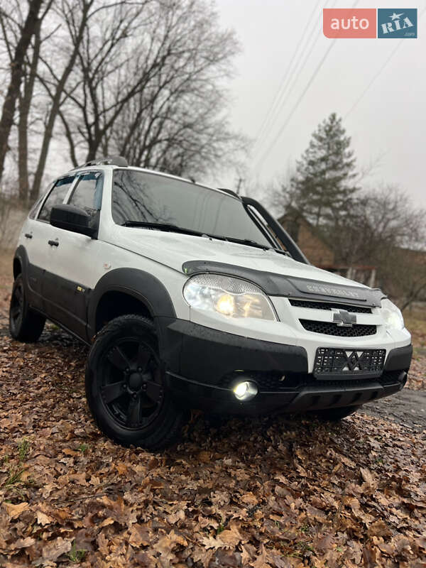 Внедорожник / Кроссовер Chevrolet Niva 2015 в Валках